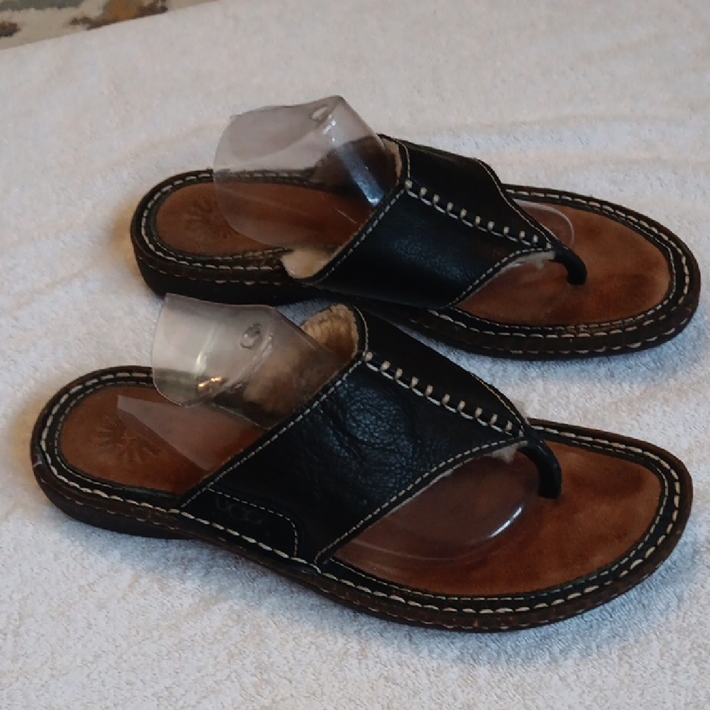 UGG Leather/Sheepskin Thong Sandals